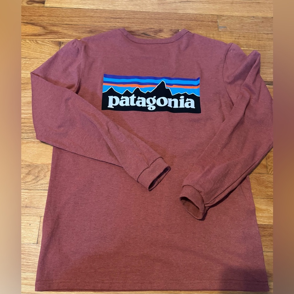 Patagonia Long Sleeve Tee in Rust Red size XS